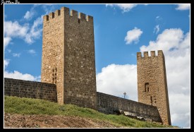 Una fabulosa fortificación medieval corona el cerro sobre el que se asienta Artajona, un pequeño pueblo situado a 30 kilómetros de Pamplona. Su impresionante fortaleza del siglo XI, conocida con el nombre de “El Cerco”,rodea un laberinto de calles estrechas y empedradas, jalonadas por monumentales casas y palacios.