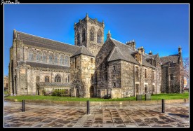 Paisley Abbey es una antigua abadía benedictina, que se encuentra en el centro de Paisley . La iglesia comenzó a construirse en 1163, dedicada a la Virgen. Trece monjes que procedían de Cluny fundarón la comunidad. Creció rápidamente y en 1245 ganó el estado de abadía. Su arquitectura presenta varios puntos de interés señalar su construcción gótica muy bien conservada; una cruz, llamada Barochan probablemente celta , del siglo VIII y el conjunto de gárgolas, algunas de ellas muy curiosas.