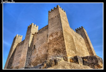 El Castillo de Sádaba es de estilo bajomedieval con decoraciones cistercienses del siglo XIII. No muestra elementos defensivos, como la torre del homenaje o el foso o la barrera; las saeteras y los vanos son escasos y no posee matacanes. Como propias defensas tiene el grosor de sus muros, con torres cuadradas rematadas en almenas, y los adarves; a parte del acceso en recodo, de influencia árabe.