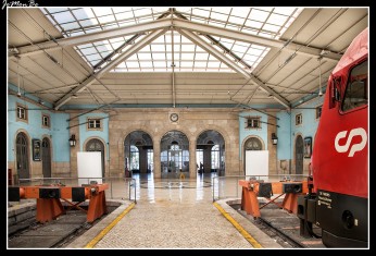 La Estación de ferrocarril de Santa Apolónia, se sitúa en el centro urbano de Lisboa, a orillas del Tajo, en el barrio de Alfama. De la estación parten los principales trenes internacionales de larga distancia al extranjero, considerada como la estación central de la capital portuguesa.