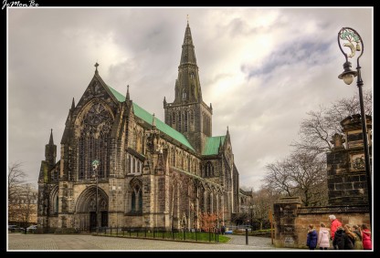 La Catedral de Glasgow, también conocida como High Kirk de Glasgow o la catedral de San Mungo. Fue consagrada en 1197. La catedral de Glasgow adoptó el culto protestante durante la reforma escocesa, lo que la salvó de la destrucción. Es un ejemplo de la arquitectura gótica pre-reformista. Tiene una cripta del siglo XIII a la que se accede por unas escaleras. La cripta es el sepulcro de San Mungo, fundador de una comunidad monástica en el mismo lugar en el siglo V; su tumba fue centro de una peregrinación medieval.