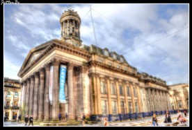La Galería de Arte Moderno de Glasgow (Gallery of Modern Art, también conocido como GoMA) se inauguró en el año 1996, El edificio en el que se hospeda la Gallería de Arte Moderno es de estilo neoclásico. En sus orígenes era una mansión construida en 1778 para uno de los comerciantes transatlánticos de tabaco más ricos del siglo XVIII de Glasgow, el barón William Cunninghame de Lanishaw. La estatua ecuestre del Duque de Wellington, erigida frente de la entrada del edificio suele estar coronada con un cono de tráfico, convirtiéndose así en uno de los símbolos de la ciudad, tema de postales y recuerdos. Se cree que esta tradición que empezó con una broma se remonta a unos 20 años atrás.