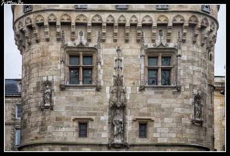 La puerta de Caihau se construyó en 1495, con el objetivo de homenajear a Carlos VIII y se puede apreciar una estatua de este rey en la puerta. Es una puerta con una mezcla de estilos arquitectónicos, tanto gótico como renacentista, con diferentes elementos decorativos y defensivos como es el caso de almenas, linternas y claraboyas, tiene una altura de 35 metros, por lo que se le puede considerar un arco de triunfo. Su nombre puede provenir como alusión a los guijarros (cailloux en francés) que el Garona fue dejando con el paso del tiempo. Es una puerta que formaba parte de la muralla, defensiva de la ciudad.