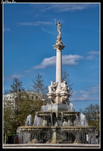 La fuente monumental, en el boulevard Bancel, de 1887 cuando la ciudad se desarrollaba y una fuente más era necesaria para abastecer a los habitantes. La fuente tiene un genio con alas y un espejo en la mano encima de la columna central.