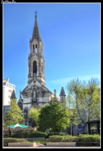 La Iglesia de Santa Perpetua y Santa Felicidad de Nîmes es una iglesia con inspiración ecléctica del Segundo Imperio. Su primera piedra fue colocada en 1852 por Louis Napoleón Bonaparte en persona, la obra fue terminada 12 años más tarde, en 1864. Su aguja de gran altura domina la explanada de Charles de Gaulle.
