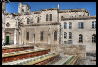 La Catedral de Nîmes fue consagrada en 1096 por el Papa Urbano II. Originalmente era de estilo románico, incorporó posteriormente elementos arquitectónicos muy diversos. El interior, es de falso estilo bizantino, con algunas capillas genuinamente barrocas. El campanario es románico y construido en el siglo XIV.