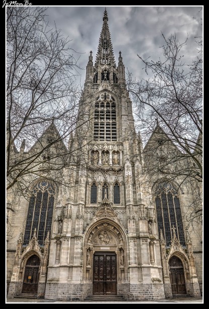 La iglesia Saint-Maurice está en el centro histórico de Lille .Situada en un asentamiento galorromano llamado Fins y probablemente en las ruinas de un lugar de culto dedicado a Marte, como prueba de la falta de orientación de la iglesia. La construcción de la iglesia actual, se inicia a fines del siglo XIV, a destacar su torre terminada con una flecha perforada.