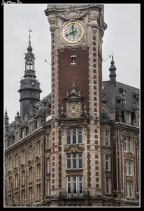 La Cámara de Comercio de Lille fue construida en la Plaza del Teatro, entre 1910 y 1921 por el arquitecto Louis-Marie Cordonnier, para sustituir la Vieja Bolsa que se había quedado pequeña. Su estilo neo-flamenco es una reminiscencia de la riqueza y la majestuosidad de los ayuntamientos de los Países Bajos. El campanario, está decorado con un reloj de cuatro caras y 76 metros de altura. Es de estilo neo-regionalista y está decorado con motivos vegetales y pergaminos referentes al estilo 'lillois' del siglo XVII. El salón principal tiene una majestuosa cúpula acompañada por grandes frescos y galerías alineados con columnas. Todavía alberga la sede de la Cámara de Comercio e Industria, así como la sede de la Cámara Regional de Comercio e Industria del Norte-Pas de Calais y la oficina de correos.