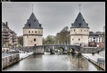 Broeltorens (Broelbrug): Estas torres gemelas de tres plantas, protegen el puente sobre el río Leie. Son parte de los últimos vestigios de las murallas medievales destruidas por Luis XIV de Francia en 1684. Están construidas con piedra caliza y arenisca. La del sur (Speytorre) fue construida en 1385 para controlar el tráfico en el Leie y era parte del recinto fortificado del primer castillo ducal de Kortrijk. La del norte (Inghelburghtorre), de 1415, sirvió como depósito de armas para la artillería. El puente Broel fue construido en 1385, destruido y reconstruido varias veces. En el centro del puente se encuentra la estatua de Johannes Nepomucemus, patrón de los ahogados.