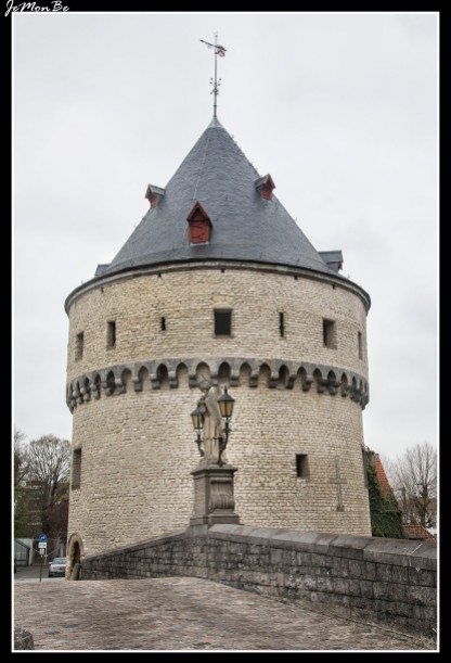 Broeltorens (Broelbrug): Estas torres gemelas de tres plantas, protegen el puente sobre el río Leie. Son parte de los últimos vestigios de las murallas medievales destruidas por Luis XIV de Francia en 1684. Están construidas con piedra caliza y arenisca. La del sur (Speytorre) fue construida en 1385 para controlar el tráfico en el Leie y era parte del recinto fortificado del primer castillo ducal de Kortrijk. La del norte (Inghelburghtorre), de 1415, sirvió como depósito de armas para la artillería. El puente Broel fue construido en 1385, destruido y reconstruido varias veces. En el centro del puente se encuentra la estatua de Johannes Nepomucemus, patrón de los ahogados.