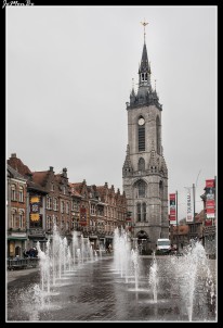 El Beffroi de Tournai es el más antiguo de Bélgica. Iniciado en 1187 y reforzado en 1294 con cuatro torrecillas angulares, tiene 74 m de alto y posee un carillón de 43 campanas, dos de ellas de 1392, y las demás de los siglos XVI al XIX. Se pueden subir sus 257 escalones para descubrir un bello panorama de Tournai y sus alrededores. Tuvo función de prisión hasta el siglo XIX.