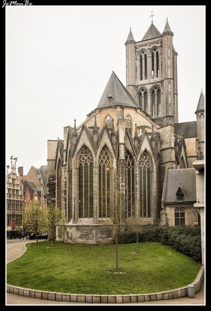 La iglesia de San Nicolás es uno de los monumentos más antiguos de Gante. Su construcción se inició a principios del siglo XIII, de estilo gótico tournaisino propio de la zona del Escalda. Las características de este estilo local es el uso de la piedra azul-gris de la zona de Tournai, la existencia de un campanario o linterna sobre el crucero, y unas pequeñas torres de cubierta cónica en las esquinas del edificio. Construida en el centro comercial histórico de Gante, cerca de la bulliciosa Korenmarkt (mercado de trigo), la iglesia de San Nicolás fue popular entre los gremios de comerciantes, cuyos miembros llevaban a cabo sus negocios en las proximidades. Estos gremios construyeron sus propias capillas que se añadieron a la iglesia entre los siglos XIV y XV.